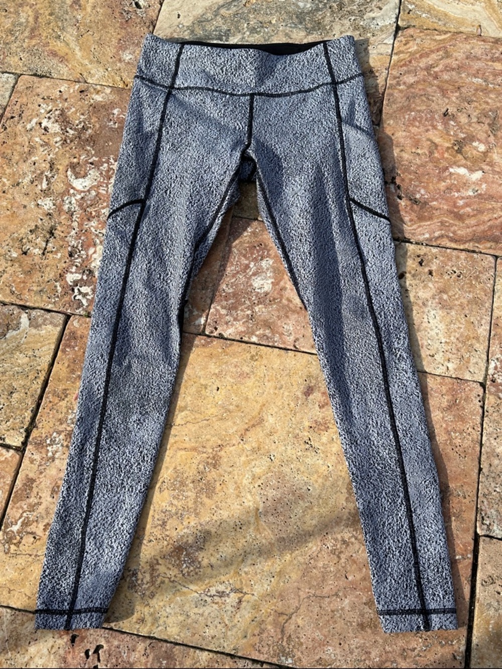 Lululemon Speed Tight V Power Luxtreme Spray Jacquard White Black Size 8